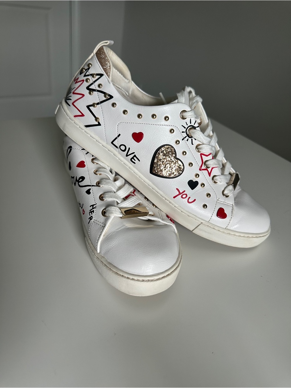 Aldo Women’s White Sneakers with Gold Glitter Heart and Red Accents Size 10❤️
